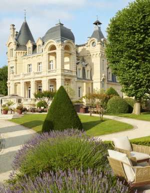 Château Grand Barrail Hôtel chateau in Bordeaux