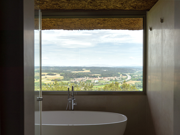 a bathtub inside Habitacio Junior Suite Empordà, Hotel Esperit Roca