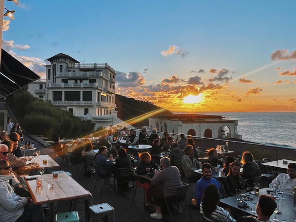 al fresco dining with ocean views at Heteroclito, Biarritz