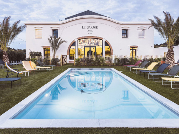 the hotel exterior of Le Garage with an outdoor pool