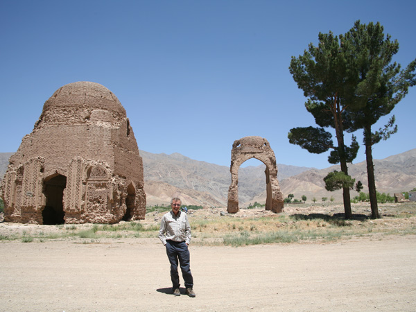 Tony Wheeler at the Chishti Sharif ruins