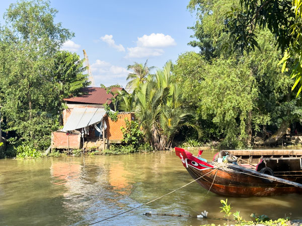 the river scenes in Cái Bè, Mekong