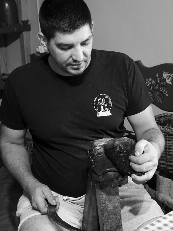 Károly Mate Jr carving a mushroom