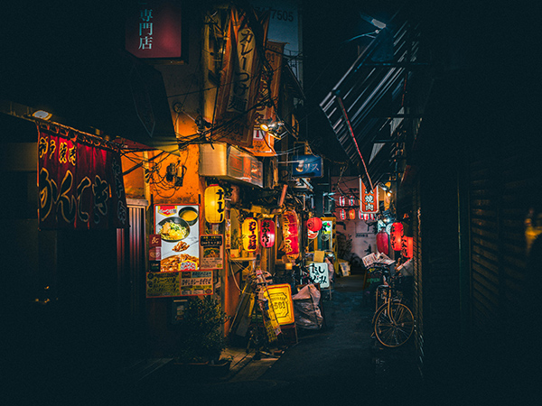 Many Japanese-style bars can be found in the small lanes of Tokyo's Sangenjaya district. In the evening, working people gather here after work. It is a small but cheerful entertainment district where young people such as university students who have finished their summer vacation gather. Experience this when you fly to Japan with China Airlines.