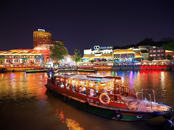 A bumboat in Singapore River at night.