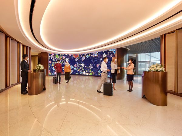 welcome at the entrance, Singapore Airlines Business Class