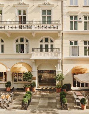 the front exterior of Hotel Bella Grande