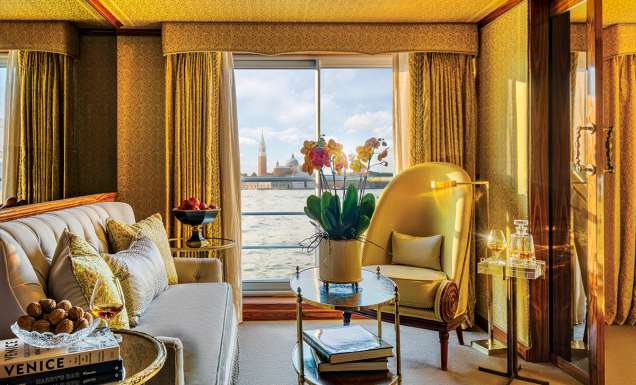 A lavishly decorated living room S.S. La Venezia