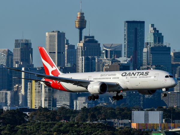 qantas plane flying in sydney