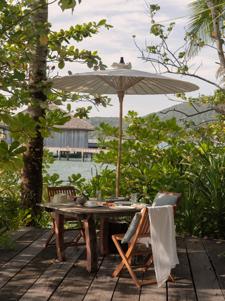 breakfast beside reef-facing pool