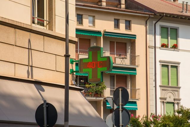 A pharmacy sign displaying 40 degrees Celcius