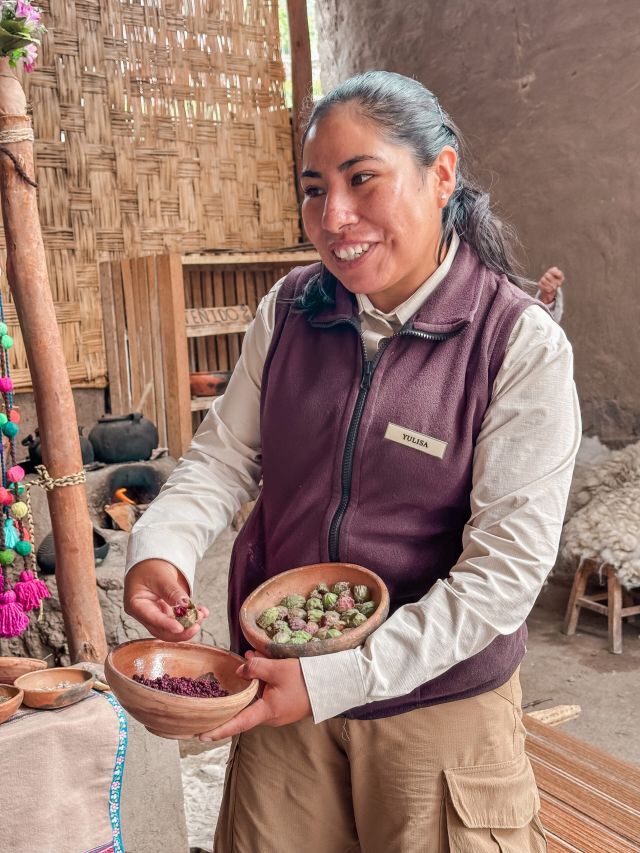 Guide Yulsia Oxa presenting local ingredients