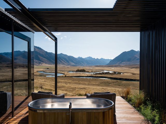 the outdoor tub at The Lindis Lodge, New Zealand