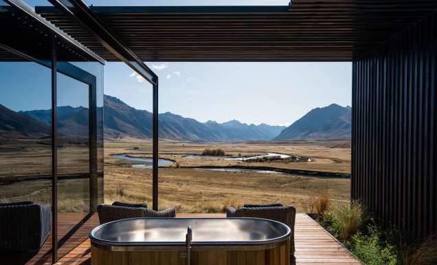 the outdoor tub at The Lindis Lodge, New Zealand