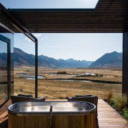 the outdoor tub at The Lindis Lodge, New Zealand