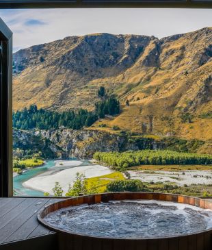 <p><i>Ski, soak, repeat</i>: <strong>Queenstown’s</strong> new bathhouse trail is here</p>