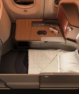 <p><strong>Qantas</strong> unveils <em>new</em> business class suites with lie-flat beds and privacy doors</p>