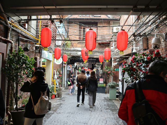 the artistic alleyways of Tianzifang with red lanterns