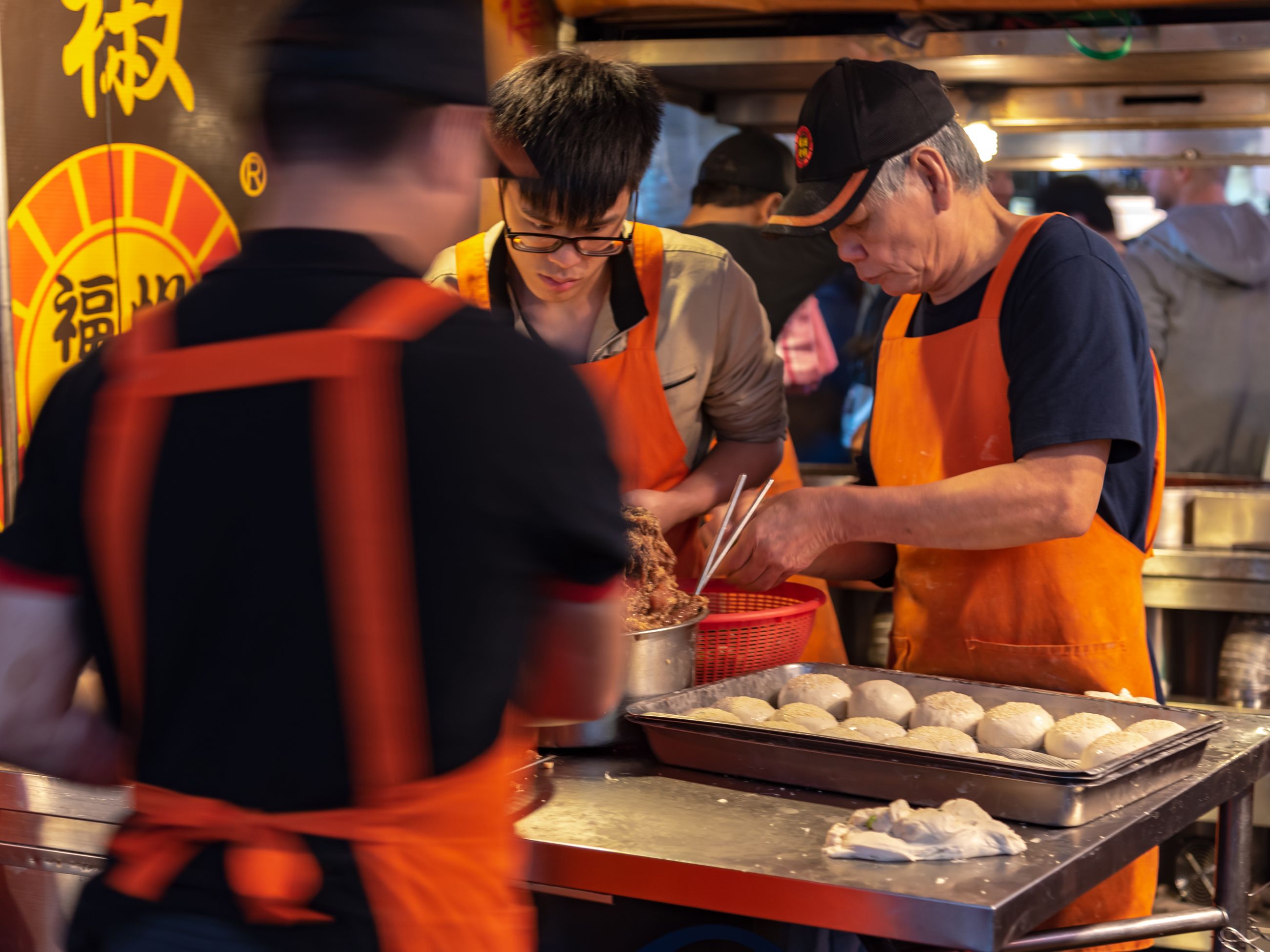 hujiao bing inside Raohe Night Market.