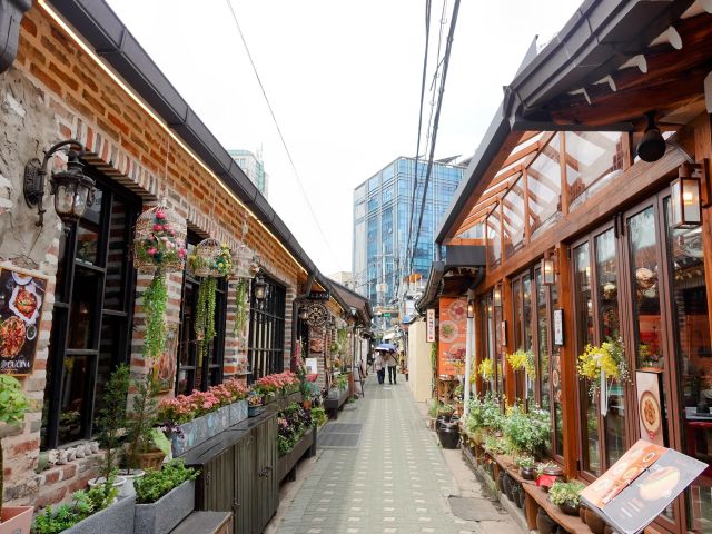 Alley in Ikseon-dong Hanok street, timout coolest neighbourhoods