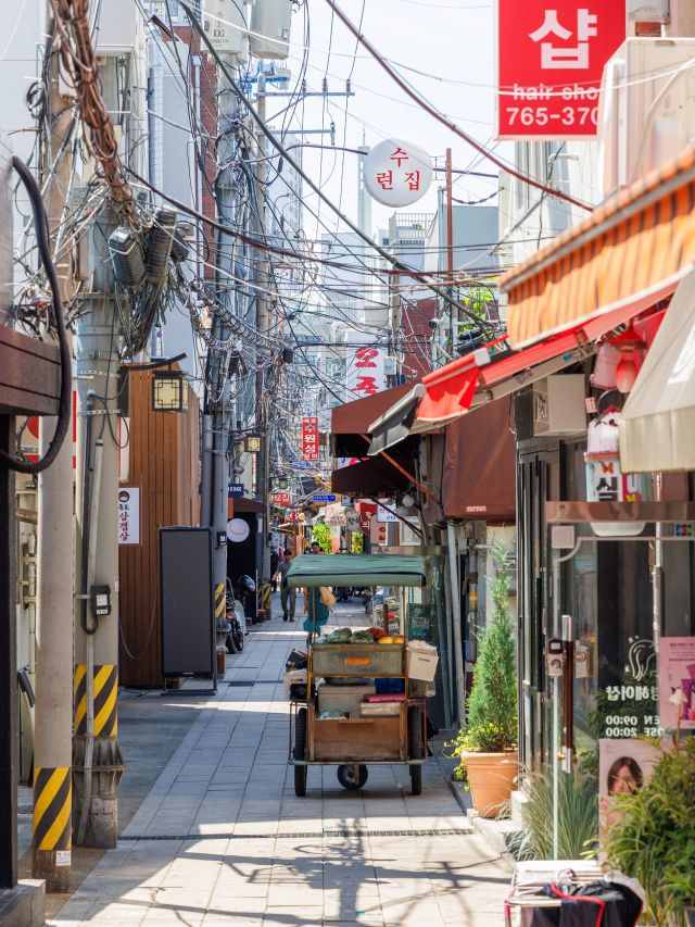 Alley in Ikseon-dong Hanok Village