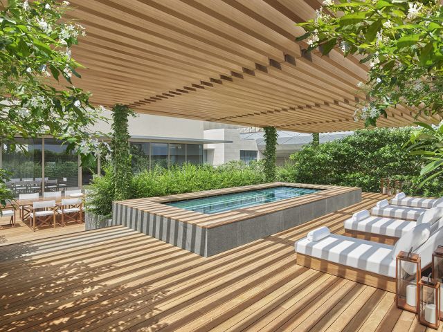 The Singapore EDITION jacuzzi pool